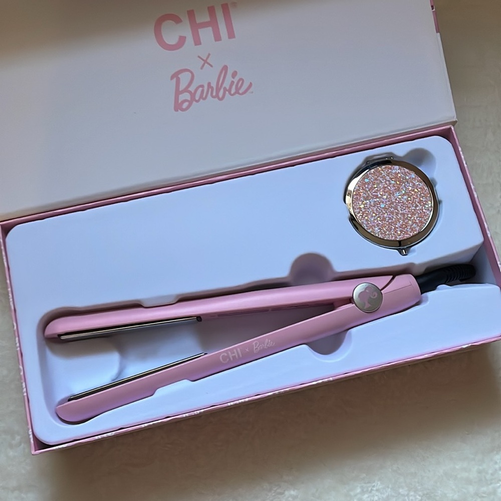 Chi x Barbie NIB dream pink hairstyling iron with compact mirror and bag - Picture 2 of 4